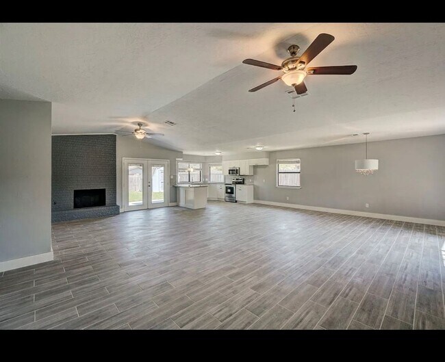 Building Photo - Beautiful newly remodeled home located in ...
