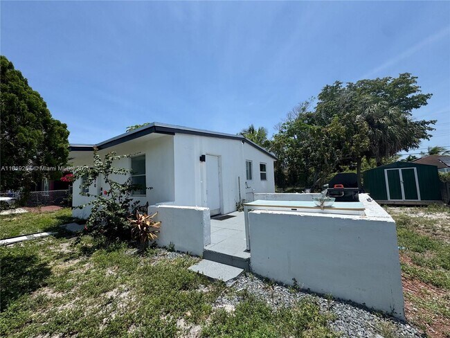 Building Photo - 370 NW 15th Ct