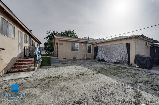 Building Photo - 2724-2724 Lanfranco St