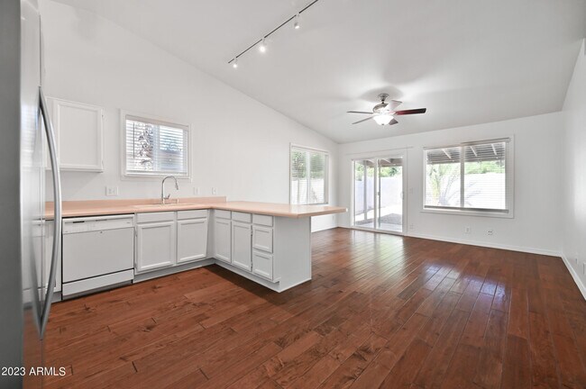 Building Photo - 313 S Ocean Dr