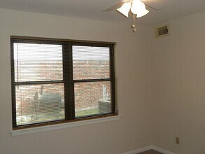 Building Photo - 9122 Western Dr