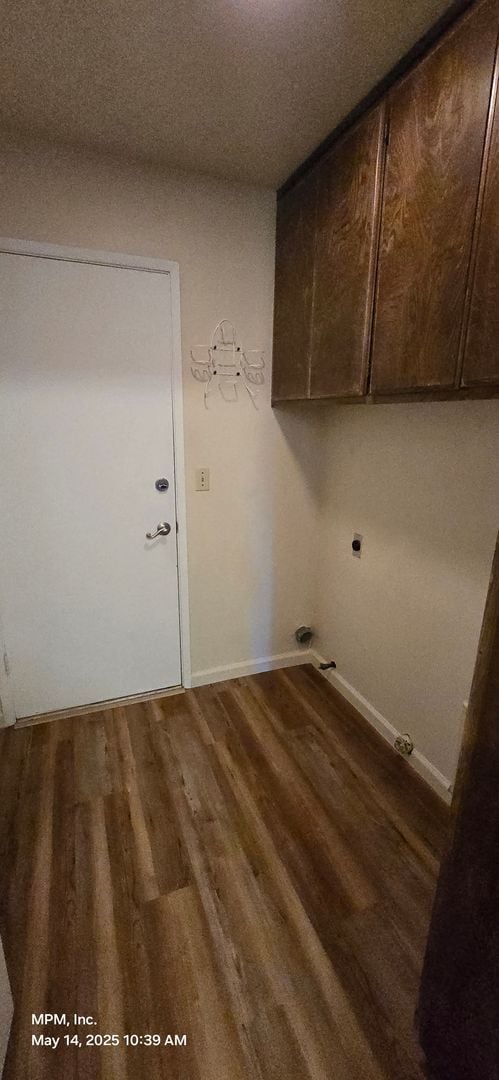 Building Photo - 4 Bedroom 2 bath home with 2 car garage, y...