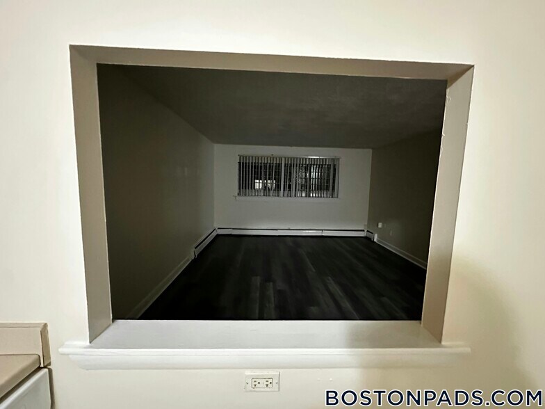 Building Photo - 84 Gardner St