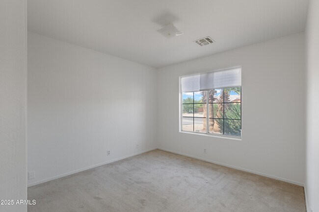 Building Photo - 909 E Harwell Rd