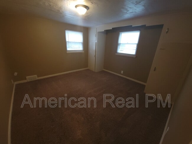 Building Photo - 613 NE 45th St