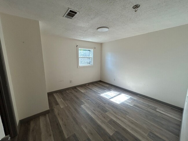 Building Photo - Updated 2 Bedroom Cottage