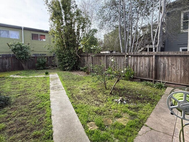 Building Photo - Cozy 2+bdrm/1 bath home w/a huge basement, washer/dryer, & off street pkg, space in the heart of ...