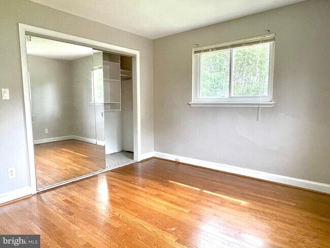Building Photo - 3703 Larchmont Dr