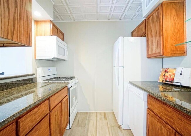 Building Photo - 2425 Ashdale Dr