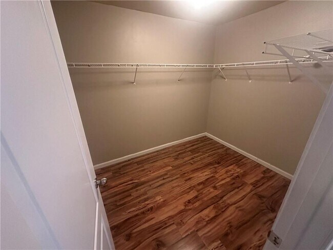 Building Photo - 61 Longwood Ct