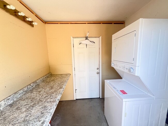 Building Photo - 626 S Park Cir
