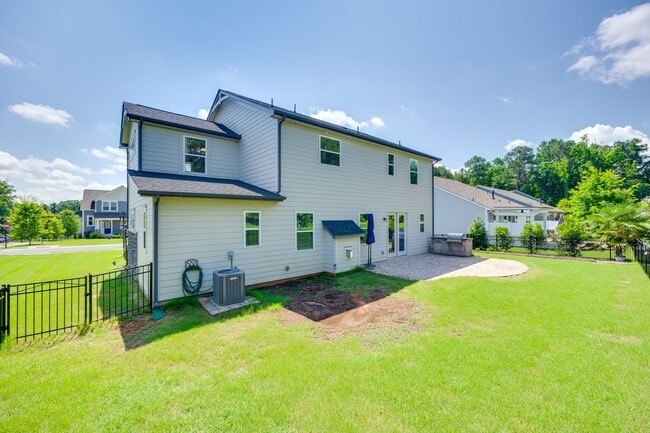 Building Photo - Gorgeous 4 bed 3.5 bath French country hom...