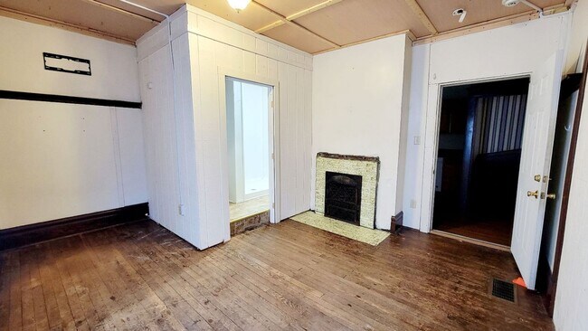 Building Photo - 5 Bedroom/ 2 Bathroom House - Downtown Available - 06/04/2026