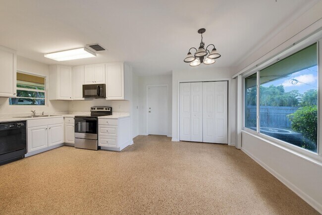 Building Photo - 2022 Collier Ave