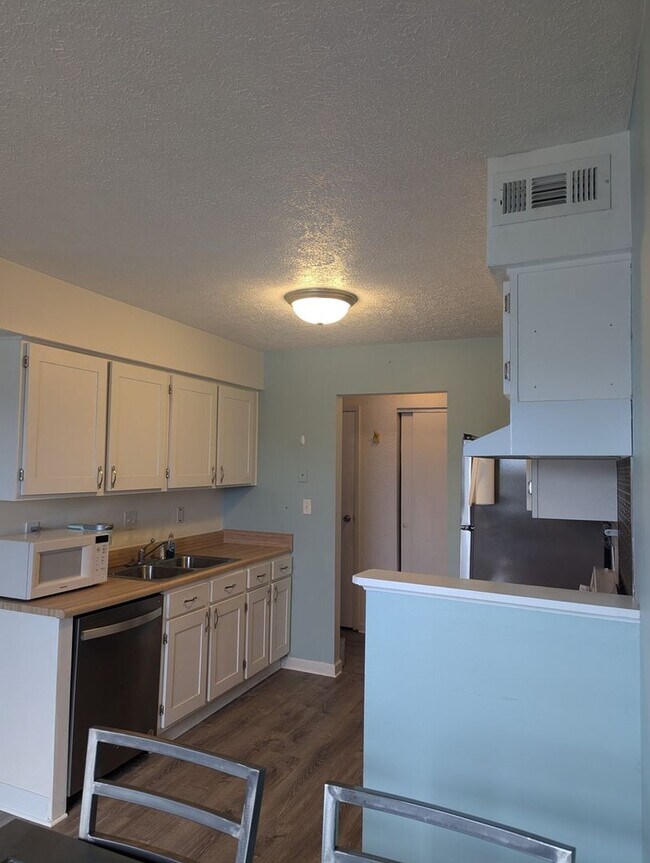 Building Photo - 2BR Condo in West Chester, **Pet Friendly-...