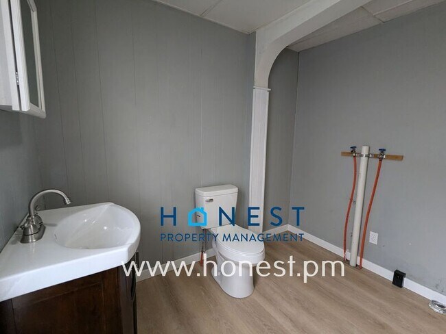 Building Photo - 36 Monroe St