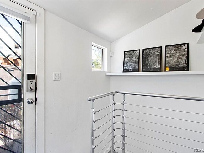 Building Photo - In the Heart of Highlands 2 Bedroom 1 Bath Row Home!
