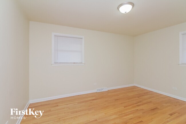 Building Photo - 15114 Oak St