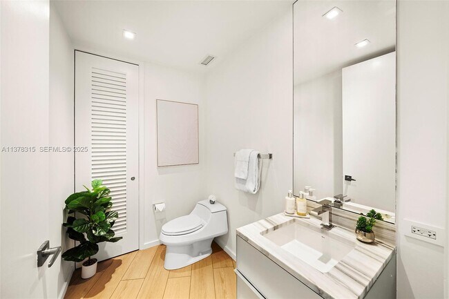 Building Photo - 2201 Collins Ave