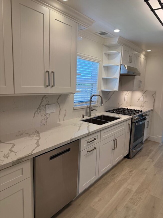 Building Photo - Great 2 bedroom, 1 bathroom house with office/bonus room and Ocean Views near DLI and downtown Mo...