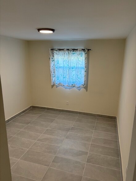 Building Photo - 400 Count St