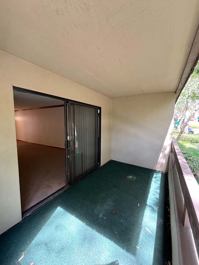 Building Photo - 8860 Villa La Jolla Dr