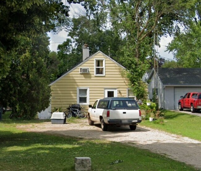 Building Photo - 557 E Division St