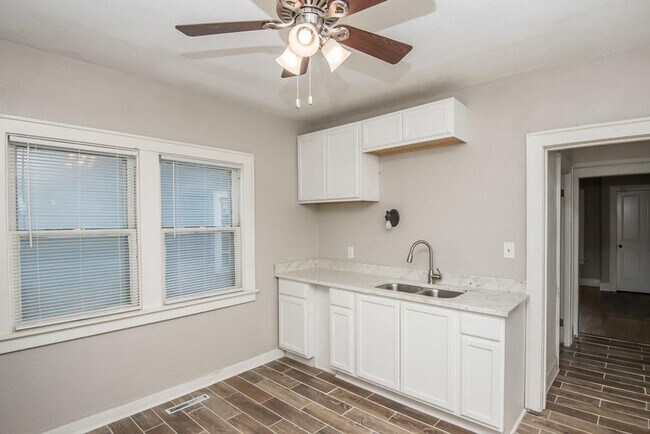 Building Photo - Updated 4-Bed Single Family Home with Clas...