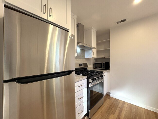 Building Photo - Charming Palo Alto Home with Renovated Kitchen & Spacious Backyard