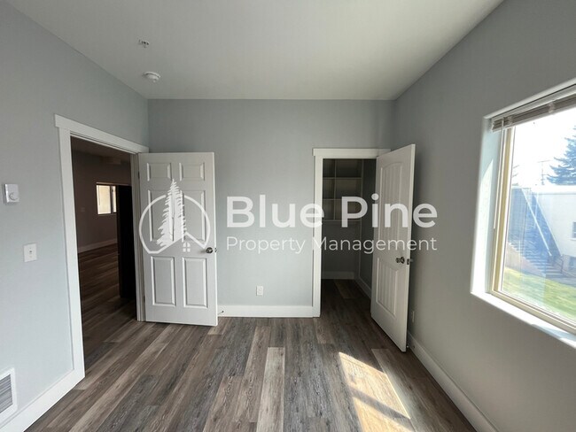 Building Photo - 1444 E 17th St