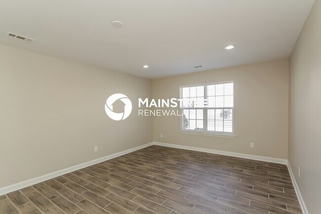 Building Photo - 4 Bedroom Pet-Friendly Home in Charlotte, NC with Main Street Renewal
