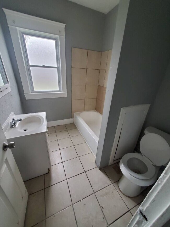 Building Photo - Charming 4-Bedroom Property in Prime Location