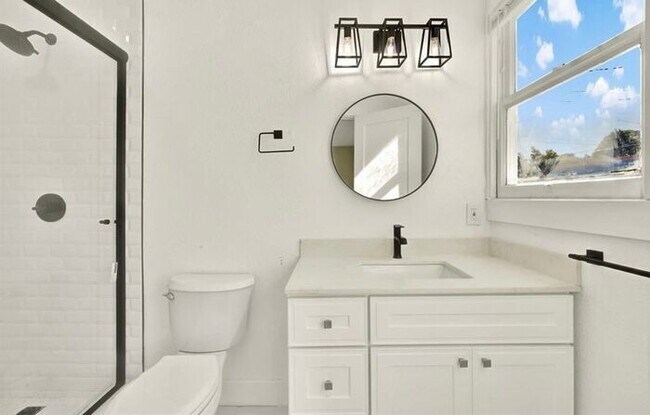 Building Photo - Beautifully Updated 3 Bed 2 Bath House in ...