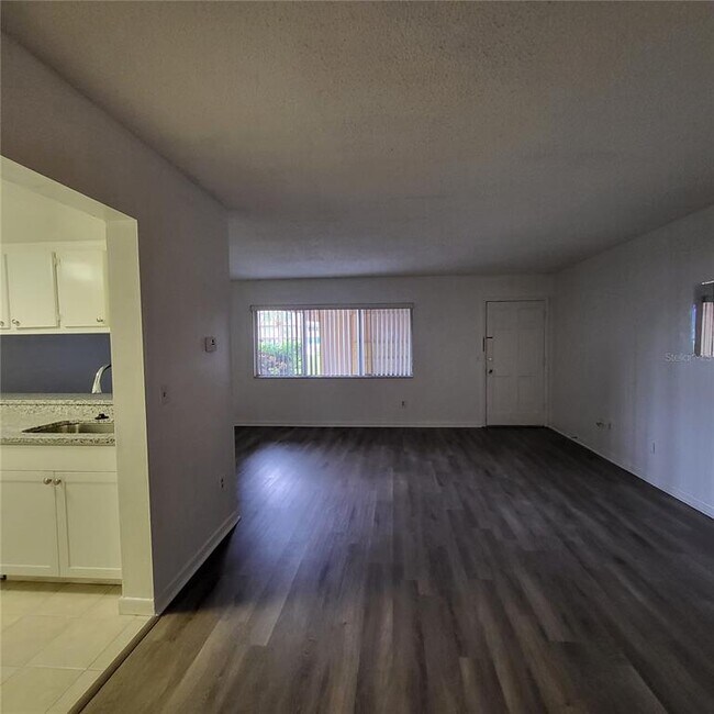 Building Photo - 2525 W Bay Dr