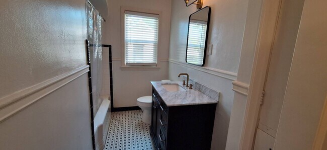 Building Photo - Beautiful 3 bedroom