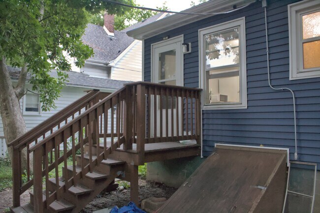 Building Photo - 304 W Columbia Ave