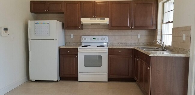 Building Photo - S. BISCAYNE & TAMIAMI TRAIL / 2 bedroom home / $ 1450