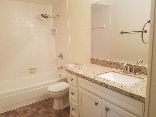 Building Photo - 2425 Underwood St