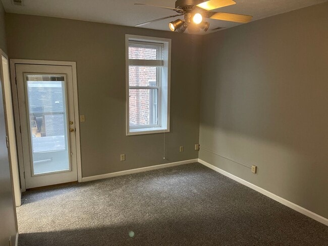 Building Photo - Large Downtown Condo