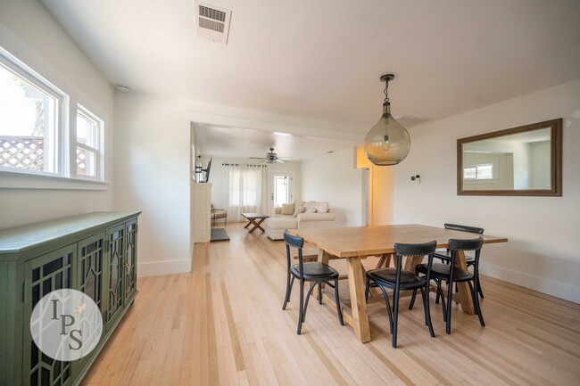 Building Photo - Beautifully Updated Fresno Tower Home, 3BR...