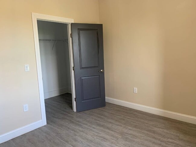 Building Photo - 29 Elk St