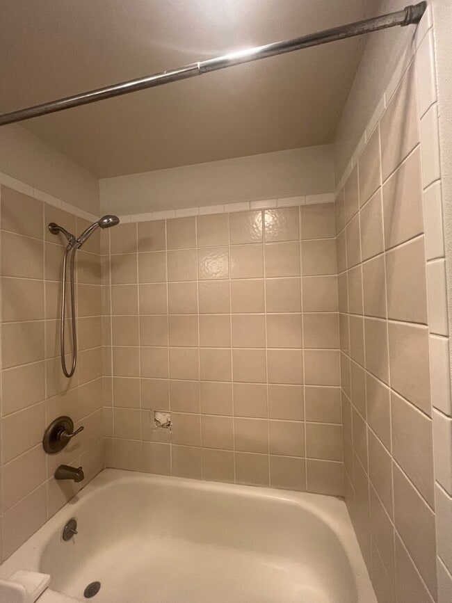 Building Photo - 2-Bedroom 2-Bathroom Condo POOL, HOT TUB and GYM included