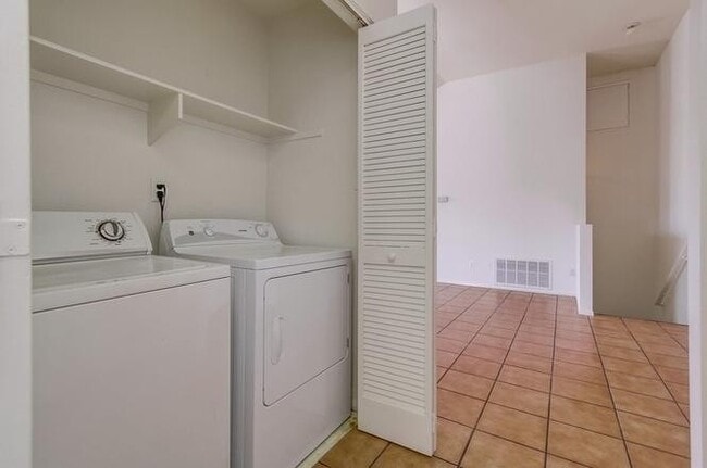 Building Photo - 3BD/3BA Townhome Available in Pacific Beach! ***Get a discounted price for $4,400 if you move in ...