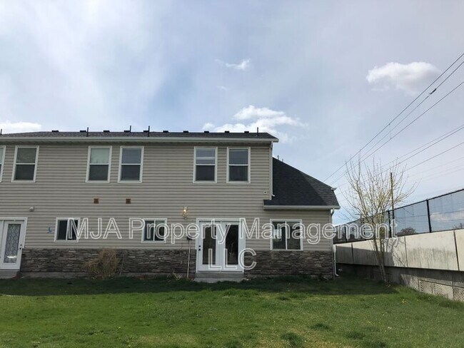 Building Photo - 2574 Robin Rd