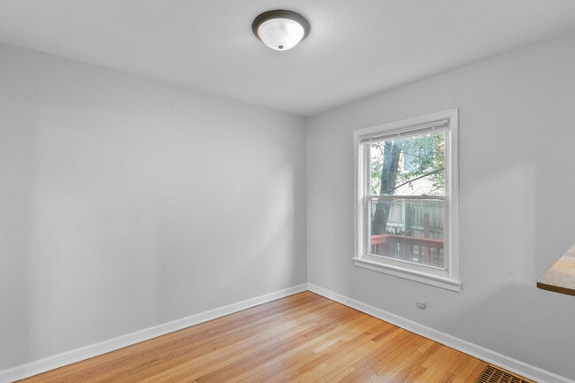 Building Photo - 1004 S Taylor Ave