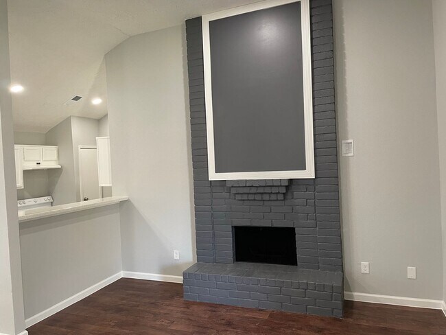 Building Photo - Charming 2 beds/2 baths duplex with privat...