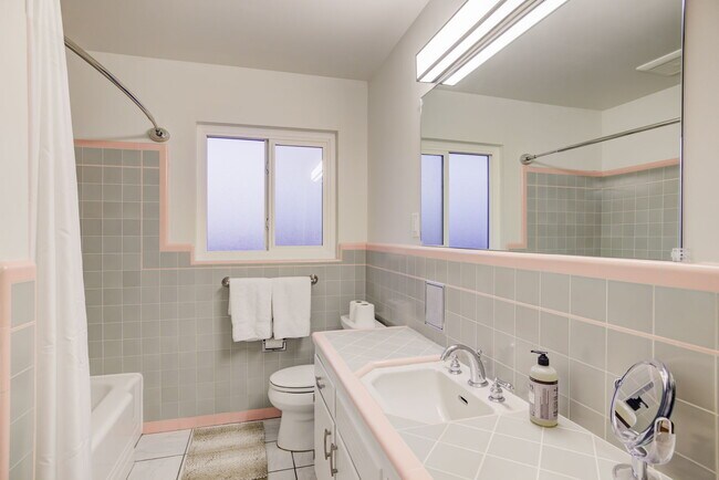 Building Photo - 672 Baden Ave