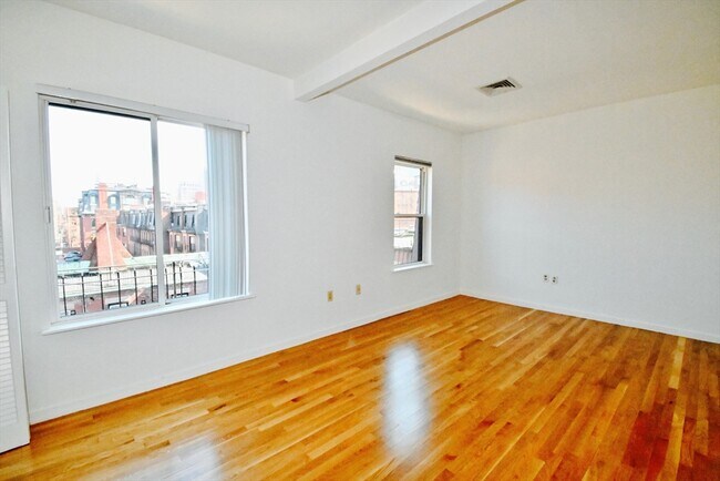 Building Photo - 32 Fairfield St