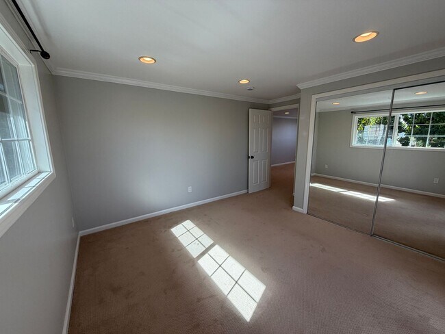 Building Photo - 3888 Sierra Dr