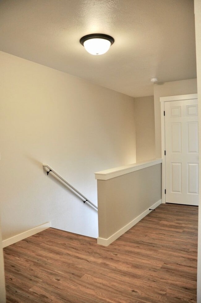 Building Photo - 3 bed 2.5 bath Townhouse